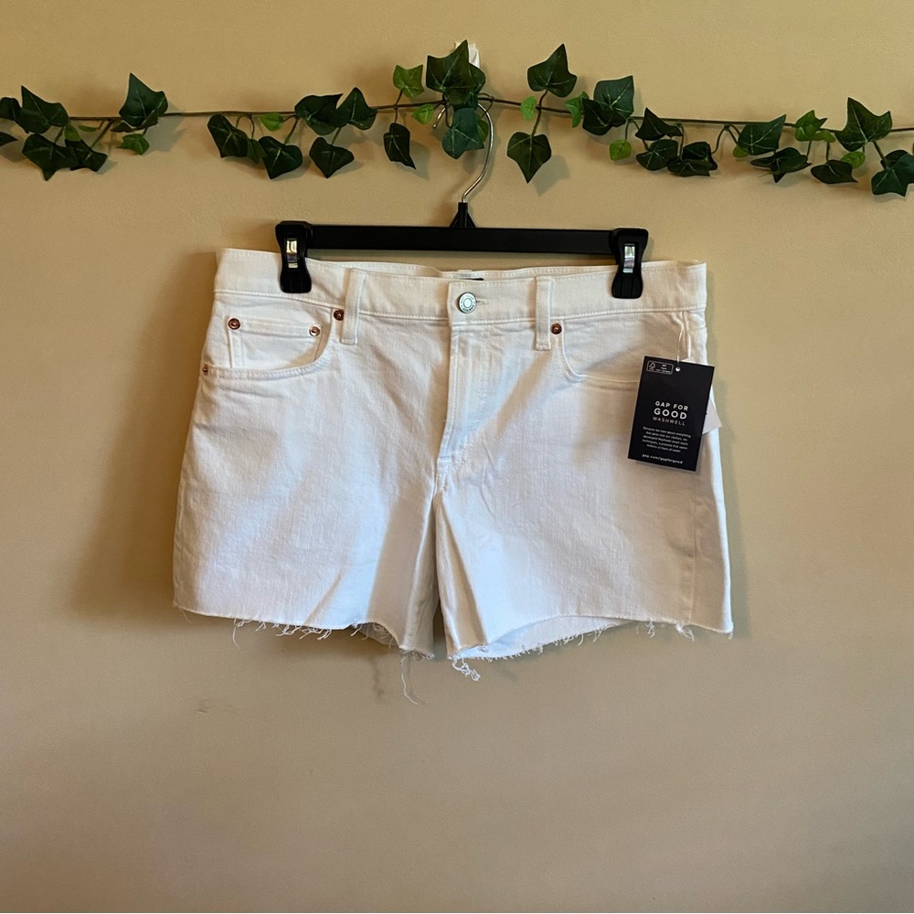 NWT 🍑 Gap Women's White Mid Rise Distressed Girlfriend Shorts